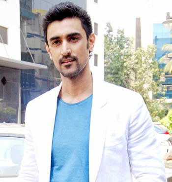 Why does Kunal Kapoor want to buy a home in Amritsar